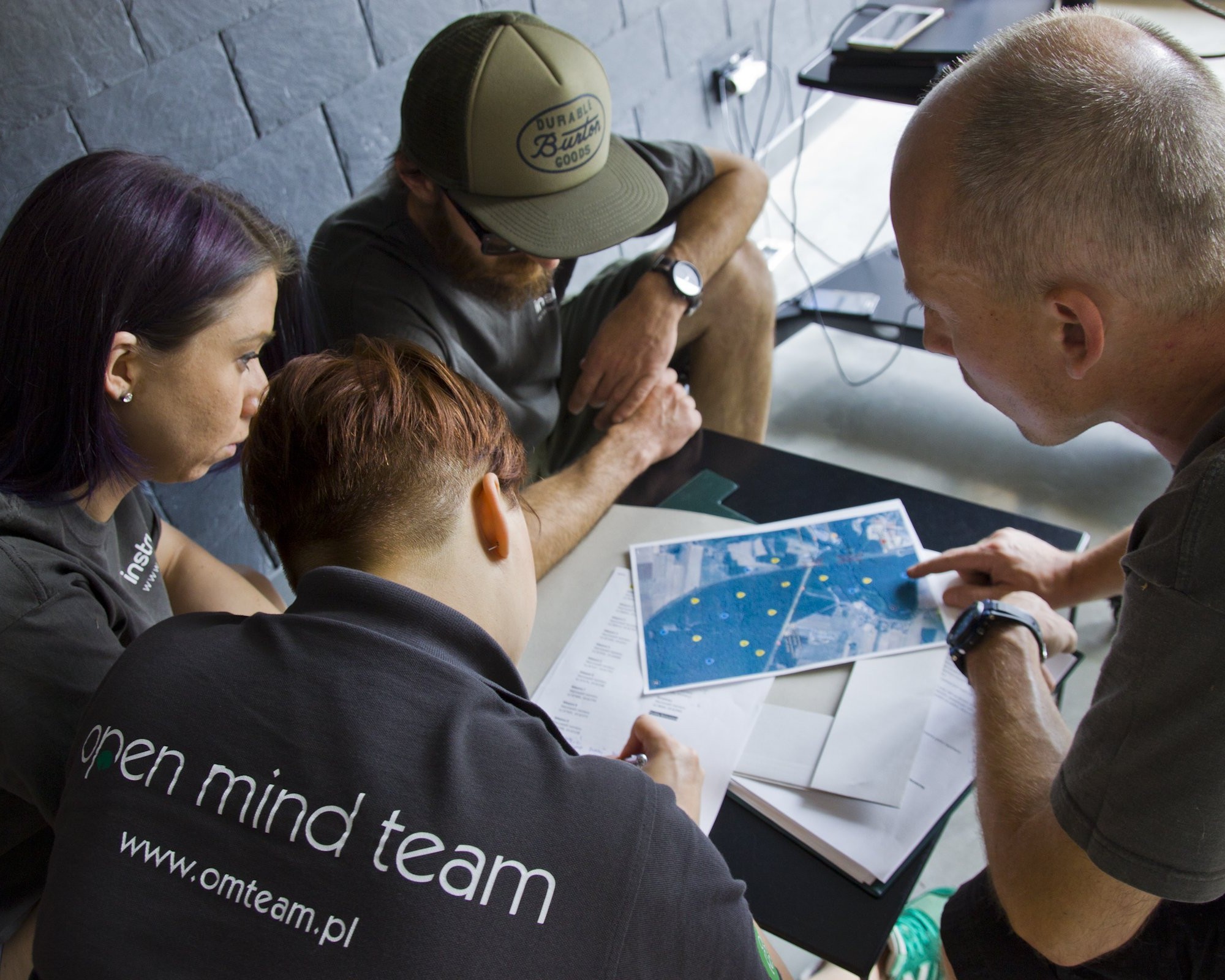 Open Mind Team — uczestnicy analizują mapę