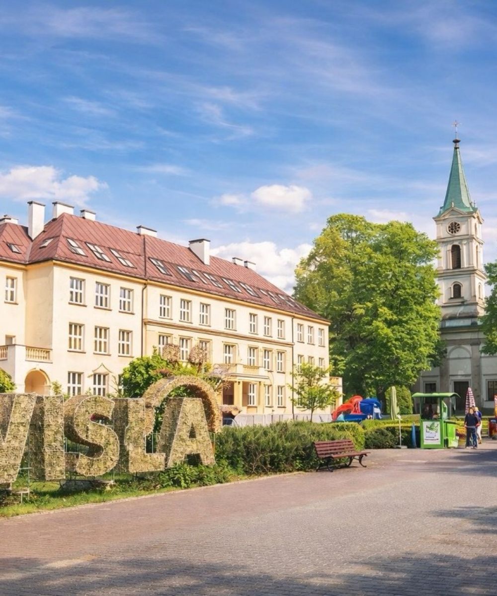 Centrum miasta z widocznym znakiem 'Wisła' i kościołem, idealne na grę miejską dla firm. Open Mind Team — centrum miasta z kościołem