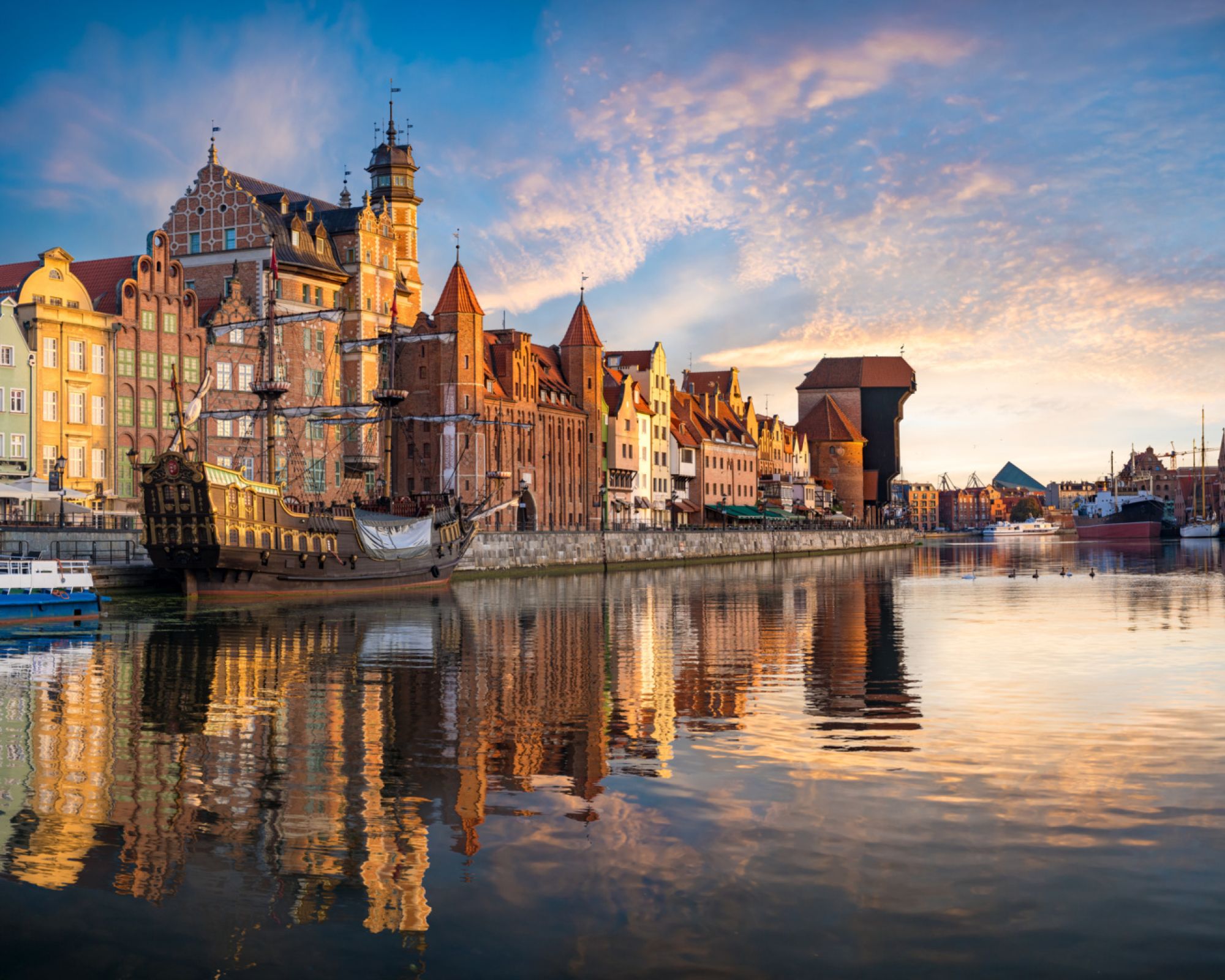 Gdańsk — panorama nadbrzeża z żurawiem