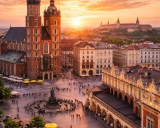 Rynek Główny w Krakowie podczas zachodu słońca, możliwe miejsce dla gry miejskiej dla firm. Open Mind Team — widok na krakowski rynek
