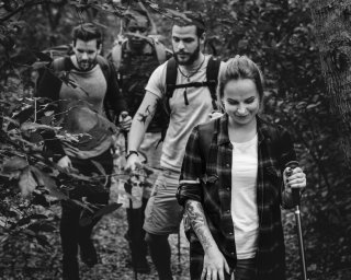 Open Mind Team — grupa na szlaku leśnym