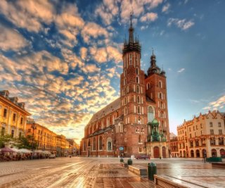 Bazylika Mariacka na tle malowniczego zachodu słońca, Kraków, Plac Mariacki. Open Mind Team — Bazylika Mariacka w Krakowie